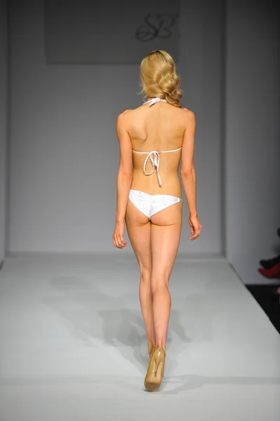 Model bei dünner Bikini-Badeanzug-Show — Stockfoto
