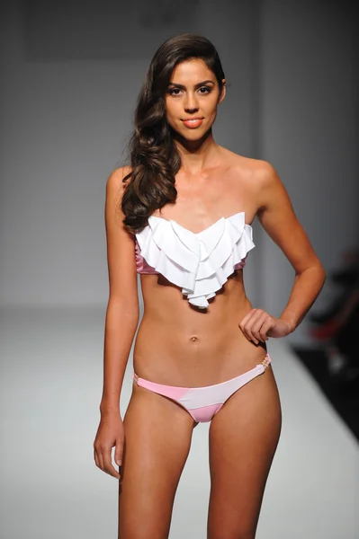 Sıska bikini mayo Show'da model — Stok fotoğraf