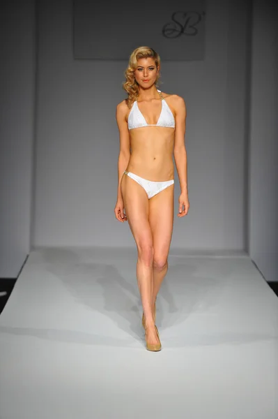 Modello a Skinny Bikini costume da bagno spettacolo — Foto Stock