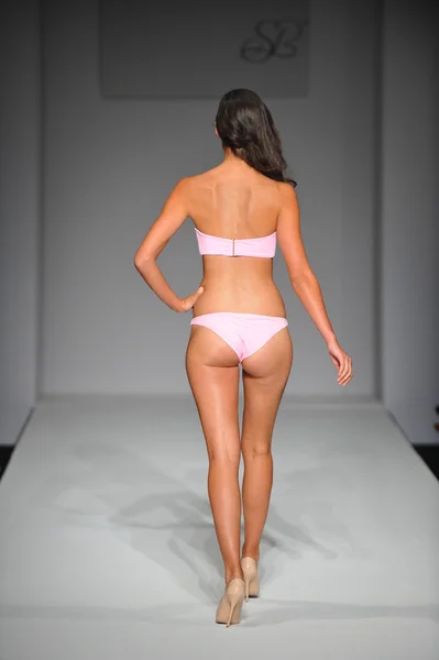 Model bei dünner Bikini-Badeanzug-Show — Stockfoto