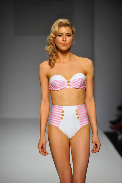 Modèle au Skinny Bikini Swimsuit Show — Photo