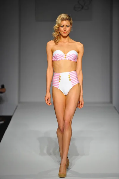 Modello a Skinny Bikini costume da bagno spettacolo — Foto Stock