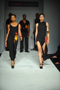 tatiana shabelnik moda şovunda modelleri