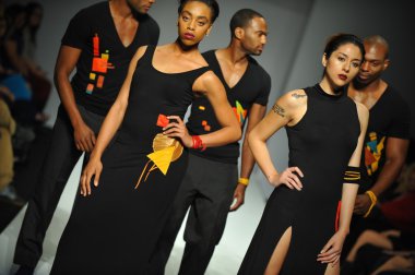 tatiana shabelnik moda şovunda modelleri