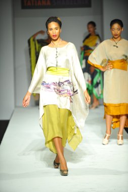 tatiana shabelnik moda şovunda modelleri