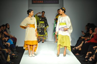 tatiana shabelnik moda şovunda modelleri
