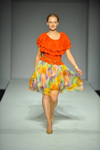 Модель на показе мод Татьяны Шабельник — стоковое фото