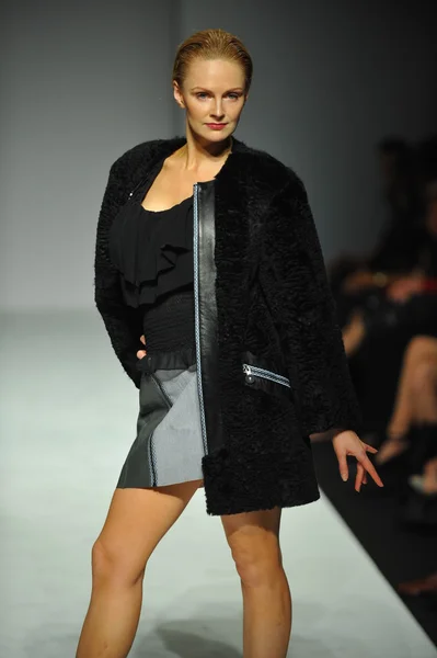 Modelo en el desfile de moda Tatiana Shabelnik —  Fotos de Stock