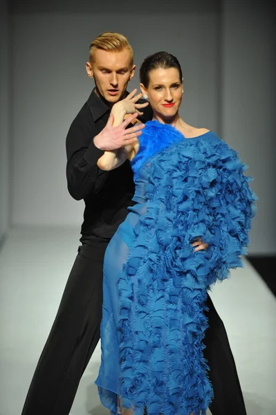 Dancers perform at Tatiana Shabelnik fashion show — Stock Photo, Image