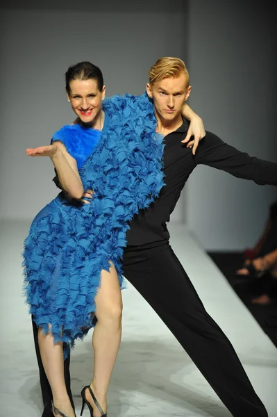 Dançarinos se apresentam no desfile de moda Tatiana Shabelnik — Fotografia de Stock