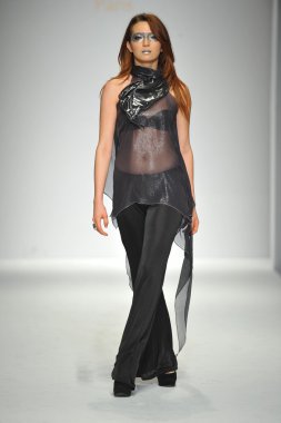 quynh adlı modeli paris moda defilesi