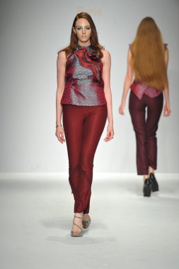 quynh adlı modeli paris moda defilesi