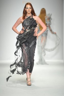 quynh adlı modeli paris moda defilesi