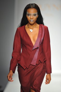 quynh adlı modeli paris moda defilesi
