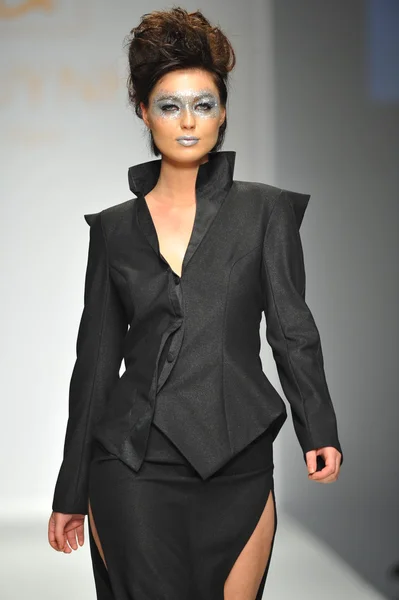 Model op quynh Parijs modeshow — Stockfoto
