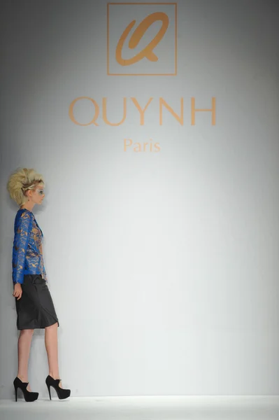 Model at Quynh Paris fashion show — Stock Photo, Image