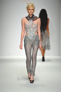 quynh adlı modeli paris moda defilesi