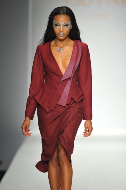 quynh adlı modeli paris moda defilesi