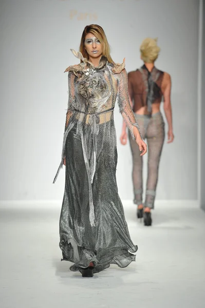 क्वेन पेरिस फैशन शो में मॉडल — स्टॉक फ़ोटो, इमेज