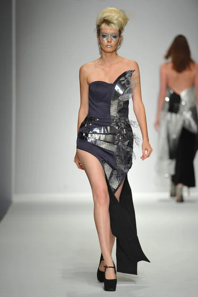 Model na quynh pařížské módní přehlídky — Stock fotografie
