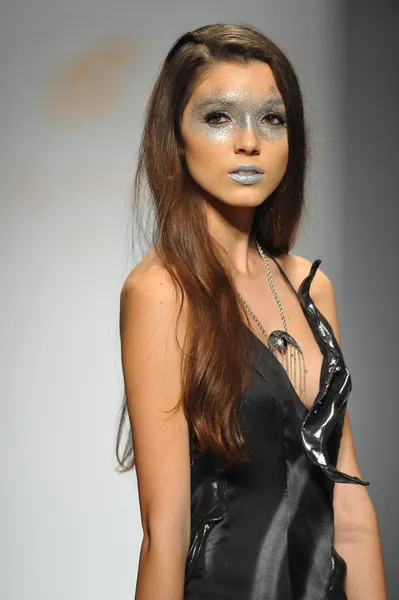 Modelo no desfile de moda Quynh Paris — Fotografia de Stock