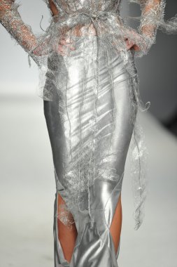 quynh adlı modeli paris moda defilesi