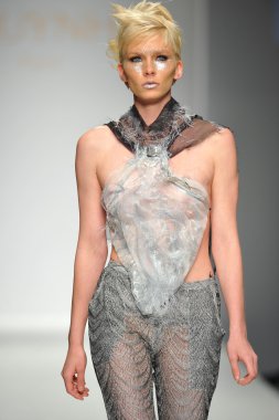 quynh adlı modeli paris moda defilesi