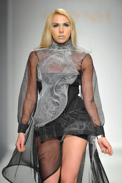 Modelo no desfile de moda Quynh Paris — Fotografia de Stock