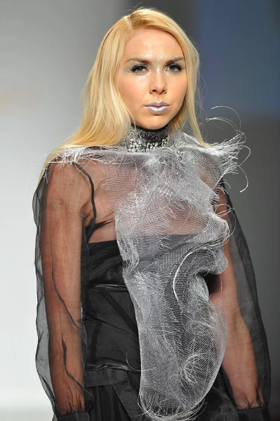 Modelo en el desfile de moda de Quynh Paris —  Fotos de Stock