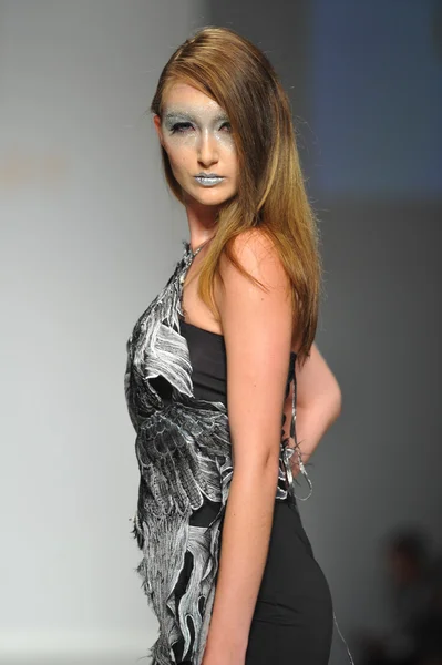 Model bei der Pariser Modeschau quynh paris — Stockfoto