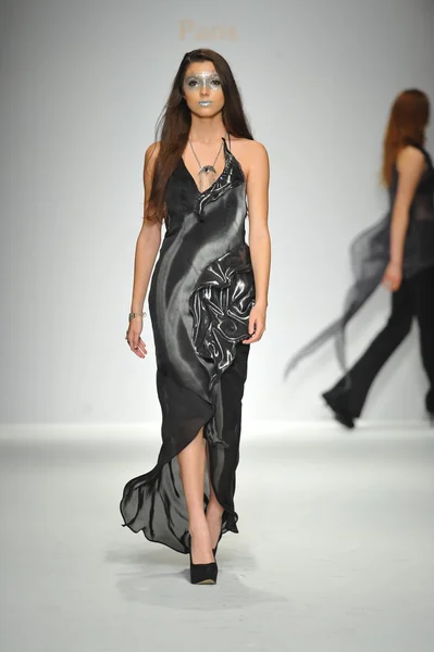 Model w quynh pokaz mody w Paryżu — Zdjęcie stockowe