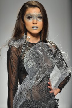 quynh adlı modeli paris moda defilesi