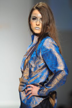 quynh adlı modeli paris moda defilesi