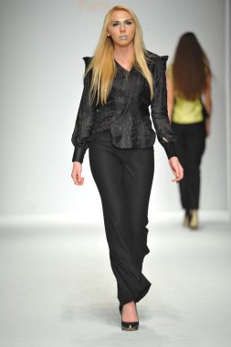 quynh adlı modeli paris moda defilesi