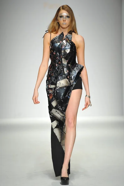 Model na quynh pařížské módní přehlídky — Stock fotografie