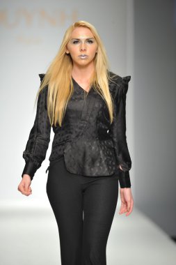 quynh adlı modeli paris moda defilesi