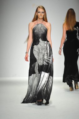 quynh adlı modeli paris moda defilesi