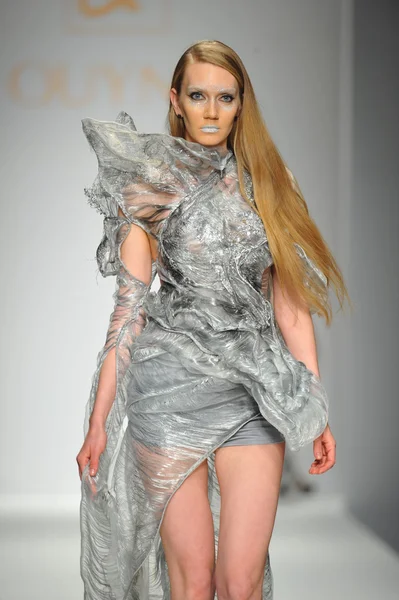 モデル quynh でパリのファッションショー — ストック写真