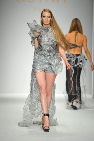 Model bei der Pariser Modeschau quynh paris — Stockfoto