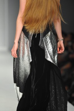 quynh adlı modeli paris moda defilesi