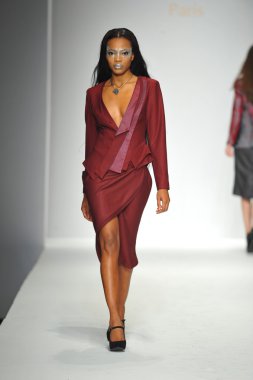 quynh adlı modeli paris moda defilesi