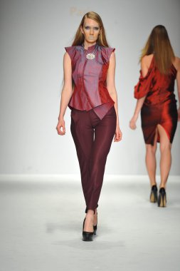 quynh adlı modeli paris moda defilesi