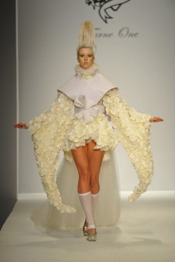 furne bir defile, model