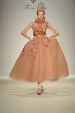 furne bir defile, model