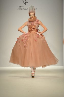 furne bir defile, model