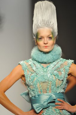 furne bir defile, model