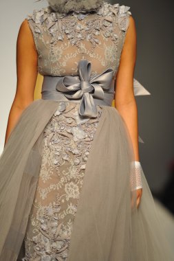 furne bir defile, model