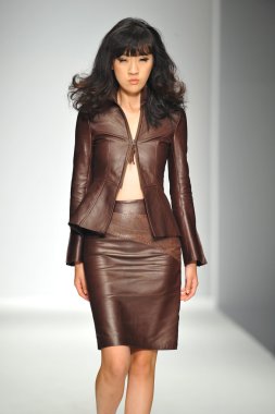 hallie, model sara defile