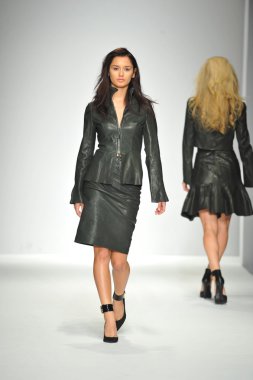 hallie, model sara defile