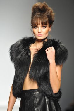 hallie, model sara defile